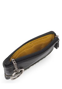 Billetera de cuero negro con forro amarillo, cierre de cremallera y llavero de metal. Presenta un exterior texturizado y detalles de costura.