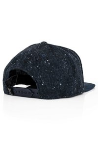 Cappellino da baseball blu navy con tessuto testurizzato, caratterizzato da un design maculato e una chiusura a scatto in plastica. Visiera piatta con una curva sottile.