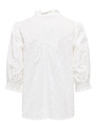 Blusa blanca de manga larga con mangas abullonadas, puños fruncidos, textura floral sutil y un pequeño cuello con volantes, vista desde atrás.