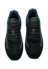 Scarpe sportive nere in materiali mesh e suede, con una combinazione di colori grigia e teal, lacci spessi e colletto imbottito.