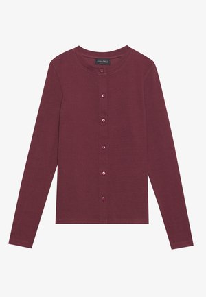 Burgundy cardigan med långa ärmar, rund halsringning och sju matchande knappar framtill. Mjuk, slät textur och figursydd design.