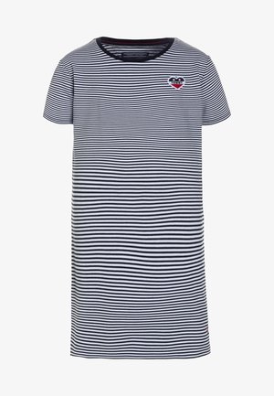 Stripet kortærmet kjole i marineblå og hvid, med en rund halsudskæring og hjerte-logo. Blødt stof med en afslappet pasform.