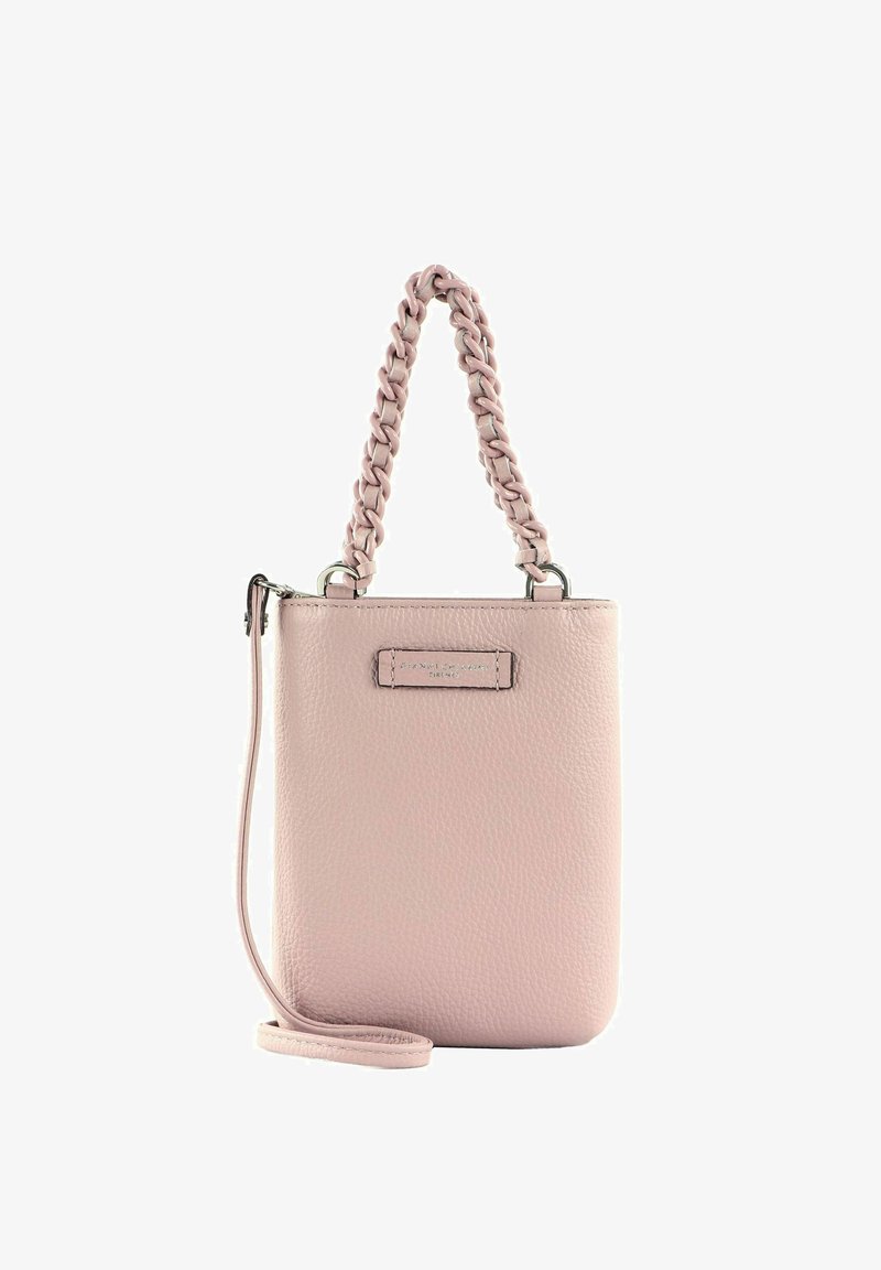 Petit sac à main en cuir rose blush avec poignée tressée et bandoulière détachable, doté d'une discrète étiquette de marque embossée.