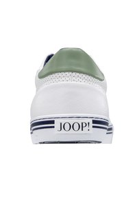 Bílé tenisky s perforovanou kůží, zeleným akcentem na patě a tmavě modrým lemováním. Na patě se nachází logo "JOOP!" a mají pruhovanou podrážku.