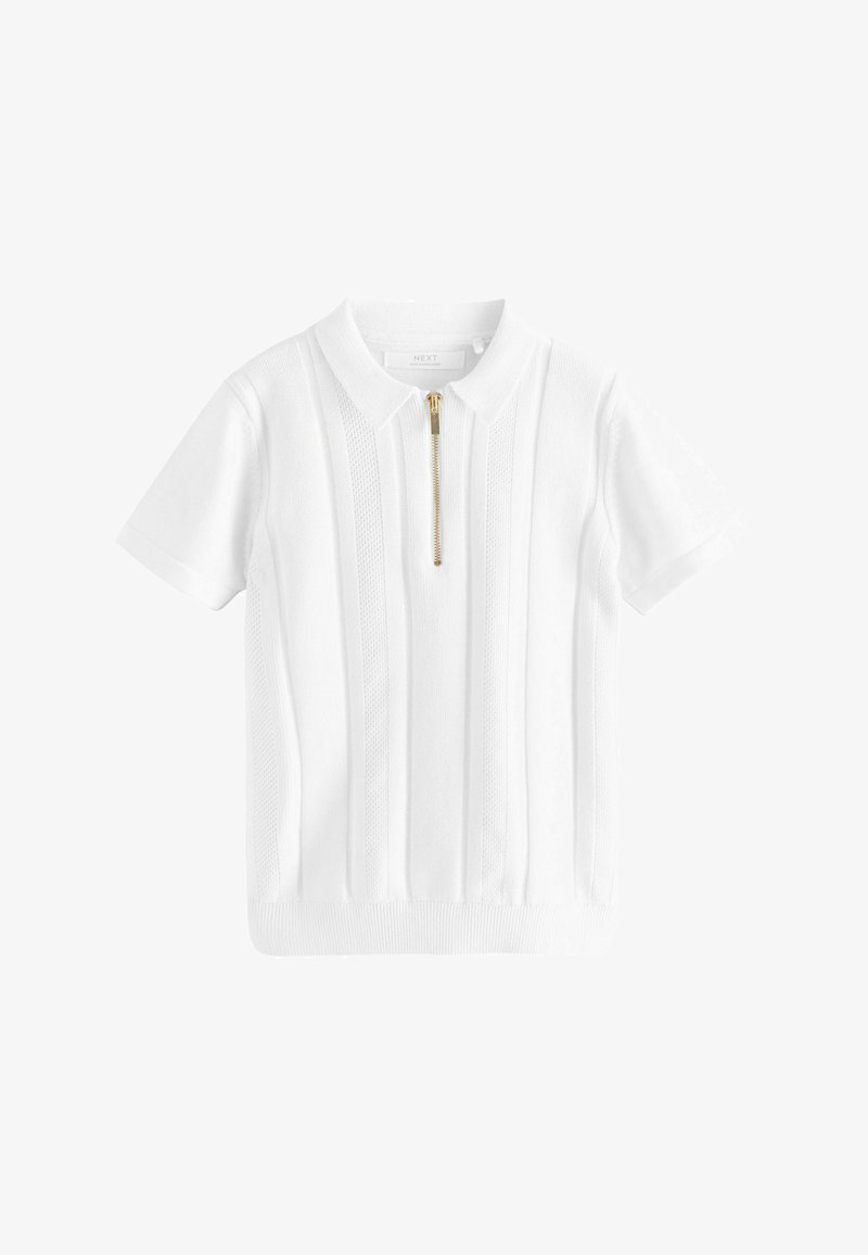 Polo en maille blanche à manches courtes avec des rayures verticales texturées et une courte fermeture éclair dorée à l'avant sous le col.