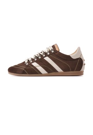 Brun ruskindssneaker med beige striber, hvide snørebånd, beige hælkappe og lys brun sål vist fra siden på hvid baggrund.