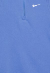 Nike blå zip-up trøje lavet af glat, letvægtsstof. Har en kort lynlås og et lille hvidt logo på brystet.