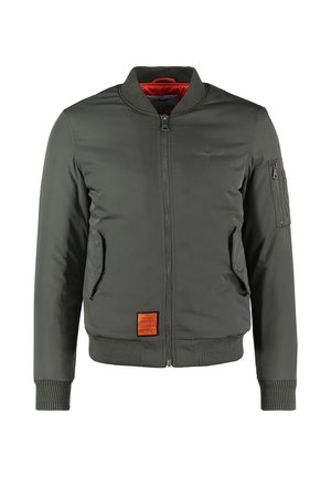 Giacca bomber verde oliva con zip frontale, due tasche laterali con patta, polsini e orlo a coste e una piccola tasca con zip sulla manica sinistra.