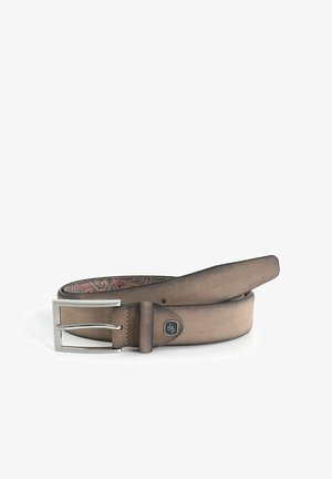 Brauner Wildledergürtel mit einer silbernen Metallschnalle, der ein glattes Finish und ein gemustertes Futter zeigt, das am Rand des Gürtels sichtbar ist.