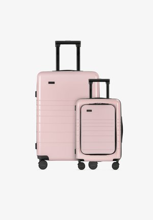 Zwei pinkfarbene Hartschalenkoffer, einer groß und einer klein, jeweils mit einem strukturierten Design, schwarzen Rollen und ausziehbaren Griffen oben.