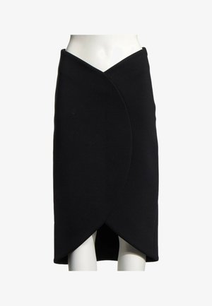 Jupe noire portefeuille longueur genou avec panneaux avant superposés sur un mannequin blanc avec taille et jambes visibles.