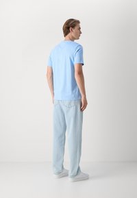 Tommy Hilfiger STACK TEE - T-shirt basic - vessel blue