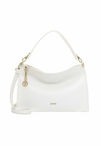 Borsa in ecopelle bianca con forma curva, applicazioni in oro e una tracolla removibile. Presenta un logo discreto e un charm decorativo.