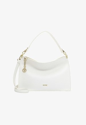 Sac à main en simili cuir blanc avec une forme courbée, quincaillerie en or et une bandoulière amovible. Il présente un logo discret et un charm décoratif.