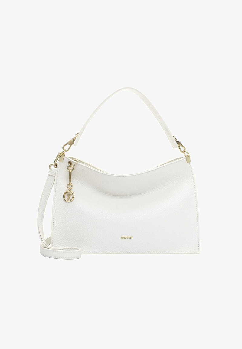 Weiße Kunstleder-Handtasche mit geschwungener Form, goldfarbenen Beschlägen und abnehmbarem Tragegurt. Verfügt über ein dezentes Logo und einen dekorativen Anhänger.