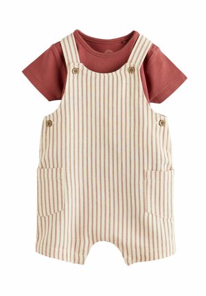 Rostfarbene Kurzarmshirt mit cremefarbenen und rostfarbenen gestreiften Leinen-Short-Overalls mit Fronttaschen und Holzknöpfen.