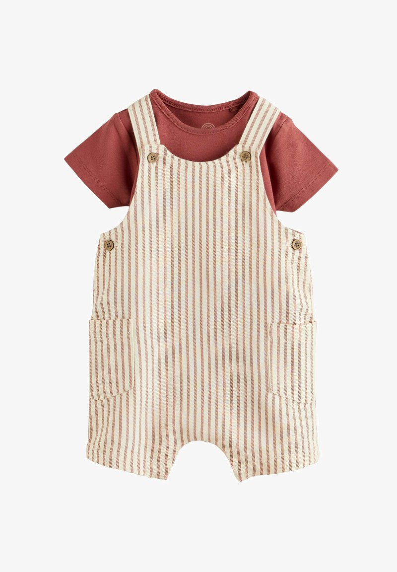 Camicia a maniche corte color ruggine con salopette corta in lino a righe crema e ruggine, dotata di tasche frontali e bottoni in legno.