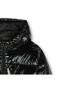 Svart dunjakke med en skinnende, lakkaktig finish. Har hette, glidelåslukking og quiltet tekstur med en blank overflate.