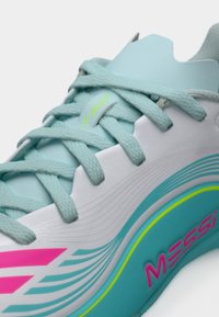 Αθλητικό παπούτσι γαλάζιου χρώματος με κομψό σχεδιασμό, διαθέτει λευκό επάνω μέρος, τουρκουάζ λεπτομέρειες, κορδόνια και φωτεινά ροζ λογότυπα.