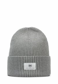 Gorro de punto gris con textura de canalé y un dobladillo plegado. Presenta una pequeña etiqueta blanca con la marca "Buff" y el texto "LIVE MORE NOW."