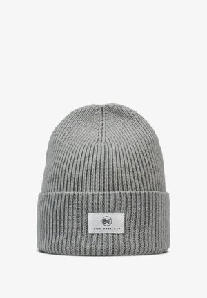 Gorro de punto gris con textura de canalé y un dobladillo plegado. Presenta una pequeña etiqueta blanca con la marca "Buff" y el texto "LIVE MORE NOW."