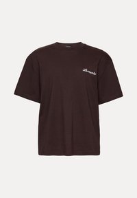 Tumepruuni puuvillane T-särk lõdva lõikega, ümar kaelusega ja vasakul rinnal valge tikandiga "Lamania". Lühikesed varrukad, ühevärviline.