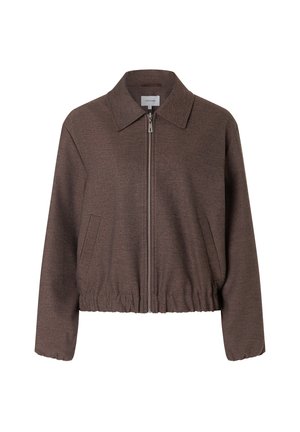 Braune langärmelige Jacke mit Reißverschluss, Kragen, zwei Fronttaschen sowie elastischem Bund und Bündchen, dargestellt auf weißem Hintergrund.