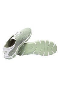 Baskets en mesh vert clair avec accents blancs, tige texturée, design à lacets et semelle à motifs pour une meilleure adhérence.