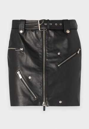 Zwarte leren minirok met een ritssluiting aan de voorkant, meerdere ritstasjes, een riem met een gesp en accenten van zilverkleurig metaal.