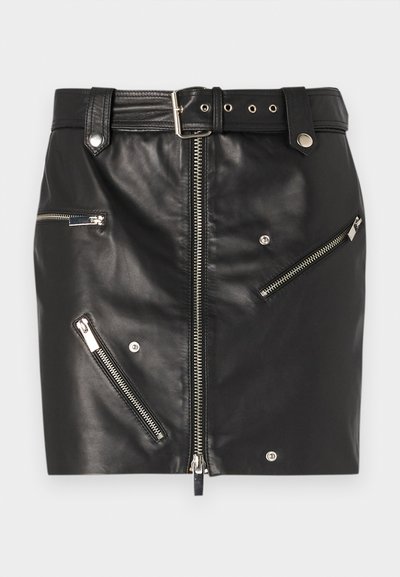 Mini-jupe en cuir noire avec fermeture éclair à l'avant, plusieurs poches zippées, une ceinture avec boucle et des accents en métal argenté.