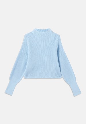Lys blå strikkegenser med høy hals, ribbestrikket tekstur og ballongsleeves, med trompeterte mansjetter og en kort design.
