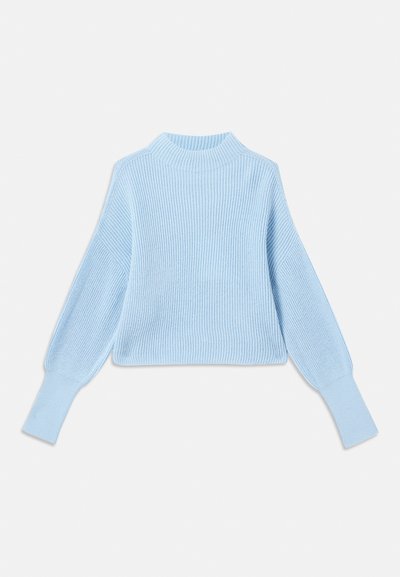 Maglione a maglia azzurro chiaro con collo alto, texture a costine e maniche a palloncino, dotato di polsini aderenti e un design cropped.