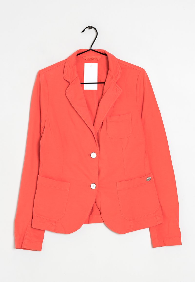 Blazer corail avec une fermeture à un bouton, deux poches avant et un col cranté. Fabriqué en tissu léger avec une texture lisse.