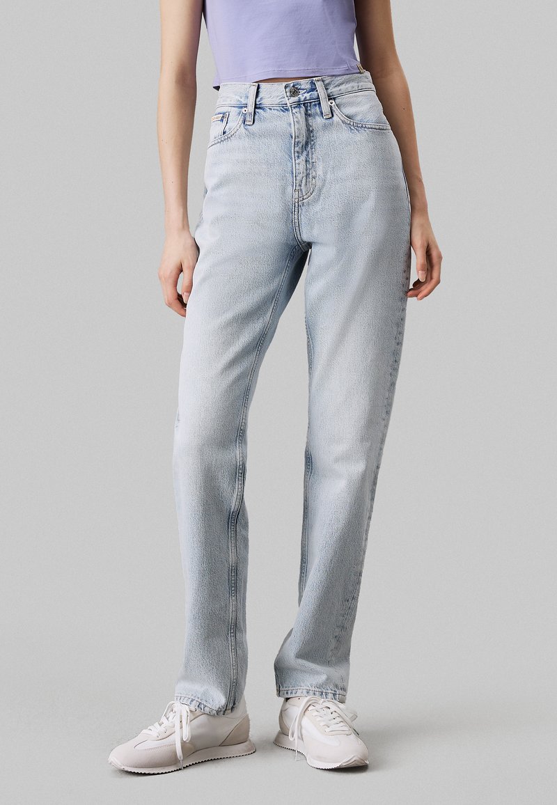 Jeans de tiro alto en azul claro, fabricados en denim, con un diseño clásico de pierna recta, ligero desgaste, cinco bolsillos y trabillas para cinturón.