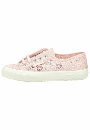 Růžová sportovní obuv z krajky s bílou gumovou podrážkou, kovovými očními otvory a částečnými tkaničkami na bílém pozadí, boční pohled.