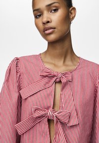 Pieces PCJAYLA TIE - Μπλούζα - high risk red/bright white