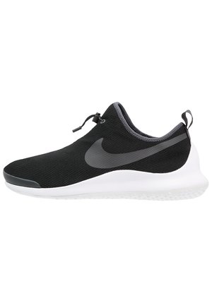 Czarny sportowy but wsuwany z szarym logo Nike, białą podeszwą i regulowanym troczkiem na białym tle.