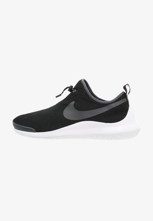Czarny sportowy but wsuwany z szarym logo Nike, białą podeszwą i regulowanym troczkiem na białym tle.