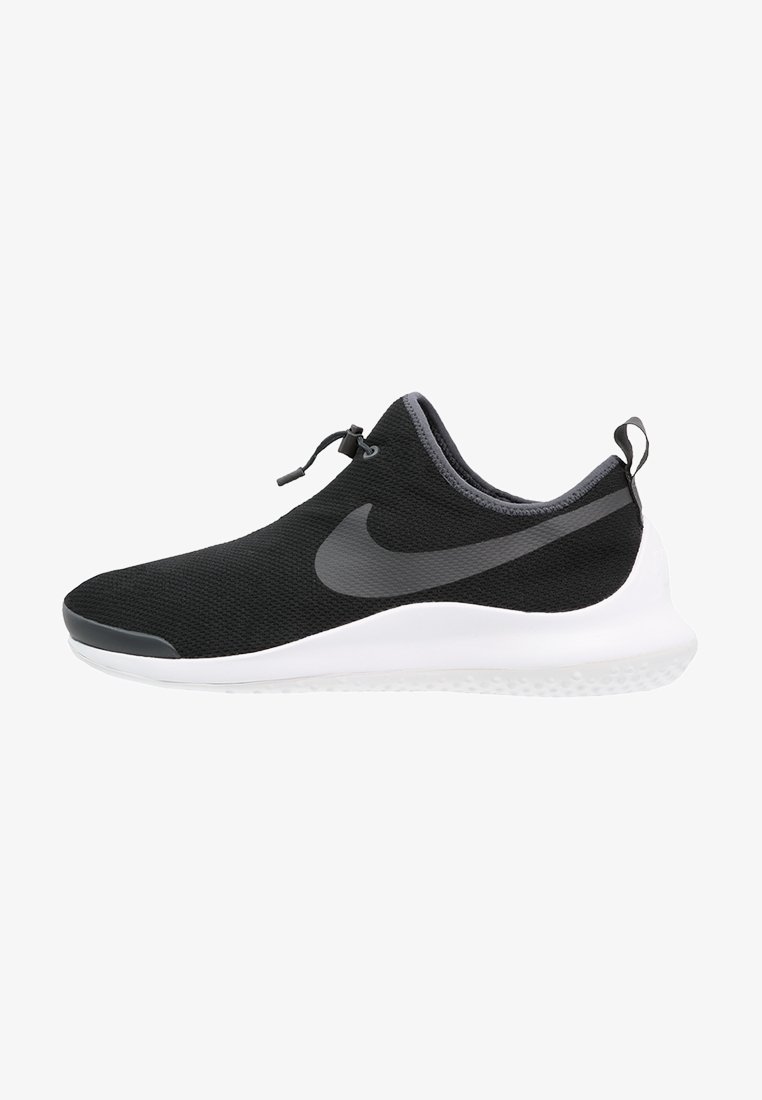 Chaussure de sport noire à enfiler avec un swoosh Nike gris, semelle blanche et lacet réglable avec bouton sur fond blanc.