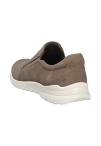 Braune Wildleder-Slipper mit durchbrochenem Design, weiße Gummisohle und gepolstertem Kragen. Verfügt über eine glatte Textur und minimalistische Akzente.