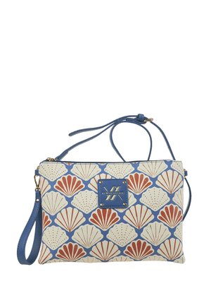 Bolso clutch con correa azul, con un patrón de conchas marinas en rojo y beige y un parche azul con un logo metálico en el centro.