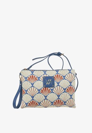 Bolso clutch con correa azul, con un patrón de conchas marinas en rojo y beige y un parche azul con un logo metálico en el centro.