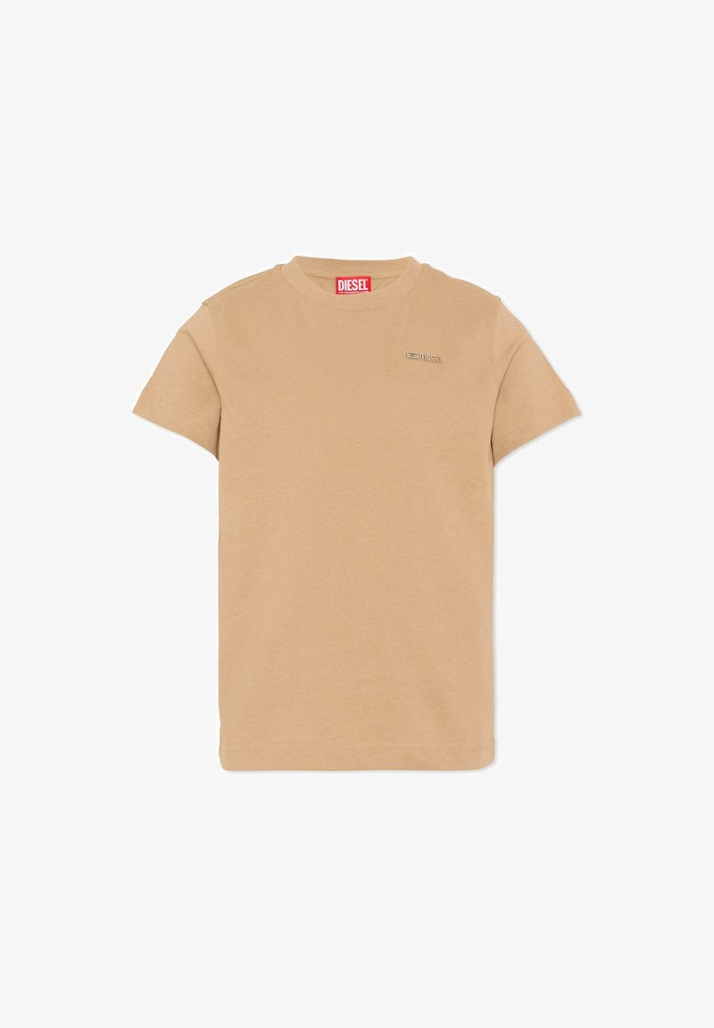 T-shirt en coton couleur sable avec un col rond classique, des manches courtes et un petit logo brodé sur la poitrine. Design simple, sans motifs.