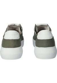 Sneakers in tela verde oliva con suole in gomma bianca e dettagli sul tallone. Presentano un design alla caviglia bassa e il nome del marchio impresso sul tallone.