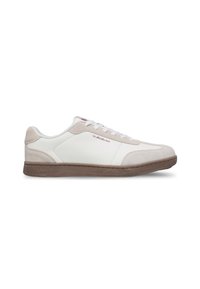 Biele koženéSneakers s svetlobéžovými semišovými akcentmi a hnedou gumovou podrážkou. Obsahujú biele šnúrky a malú logotyp na boku.