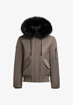 Ruskea toppatakki mustalla keinoturkishupulla, kaksi suurta etutaskua, ribattu hihansuu ja vetoketjullinen hihapocket säilytystä varten.