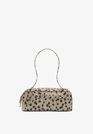 Torebka w beżowo-czarny wzór w kropki. Miękki materiał, prostokątny kształt, pojedynczy uchwyt oraz zamykane na zamek przegrody z przodu i na górze.