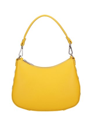 Kleine gele handtas met gebogen ritssluiting aan de bovenkant en afneembare schouderband met zilveren gespen op witte achtergrond.