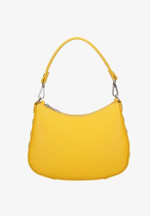 Kleine gele handtas met gebogen ritssluiting aan de bovenkant en afneembare schouderband met zilveren gespen op witte achtergrond.