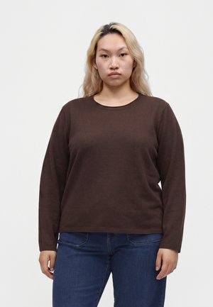 ONLY Carmakoma, CARLOYAL O NECK PULLOVER - Maglione - chocolate torte